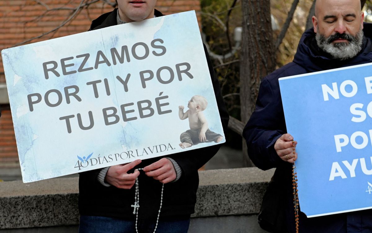 Spanish court acquits 21 demonstrators over abortion clinic prayer vigil