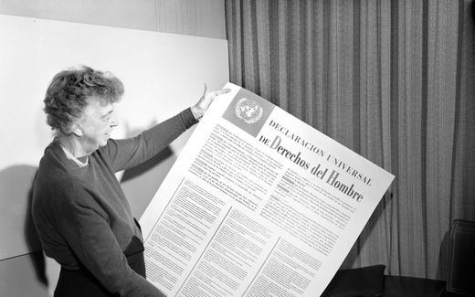 Former US First Lady Eleanor Roosevelt holding the text of the Universal Declaration of Human Rights in Spanish. Photo UN