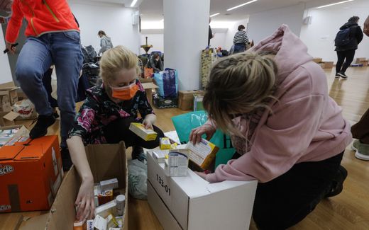 Church memberscollect the basic necessities to be distributed to Ukrainian refugees. Photo EPA, Giuseppe Lami