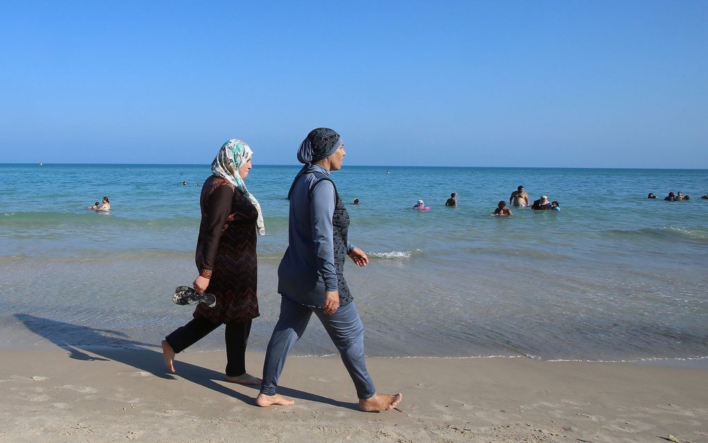 Muslim dating app offers to pay fines for wearing illegal burkini in France 