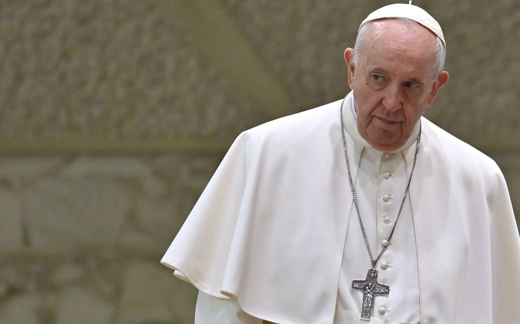 Pope thinks human dignity should be central in bioethics
