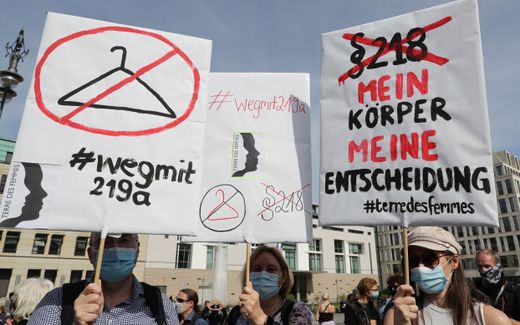 People holding placards reading 'away with 219a, my body, my decision' participate in a counter demonstration of 'March for Life' demonstration by the Bundesverband Lebensrecht (BVL) at the Brandenburg Gate in Berlin, Germany, 19 September 2020. Photo EPA, Hayoung Jeon