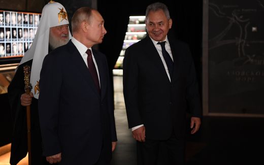 Kirill with the Russian president Putin and the minister of Defence, Sergei Shoigu. Photo Photo EPA, Alexei Nikolsky
