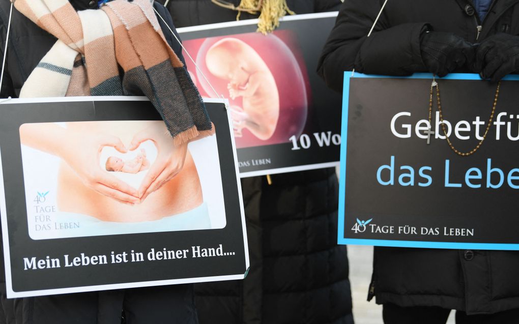 Are vigils against abortions the right means to save lives?  