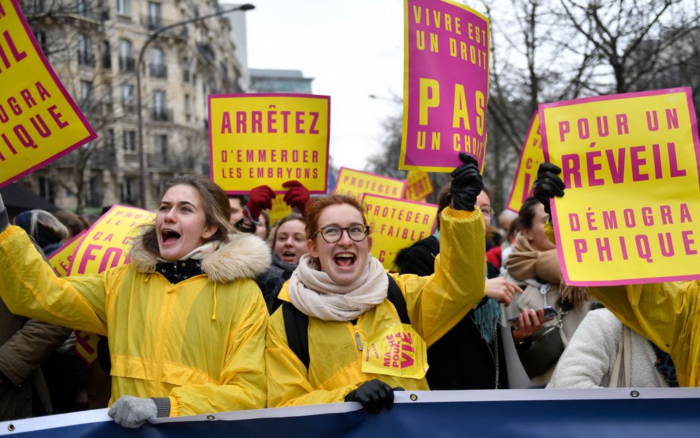 Thousands of French demonstrate for the right to life  