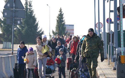 Ukrainian women and children cross the border from Ukraine to Poland at the Korczowa-Krakovets border crossing. Photo AFP, Janek Skarzynski