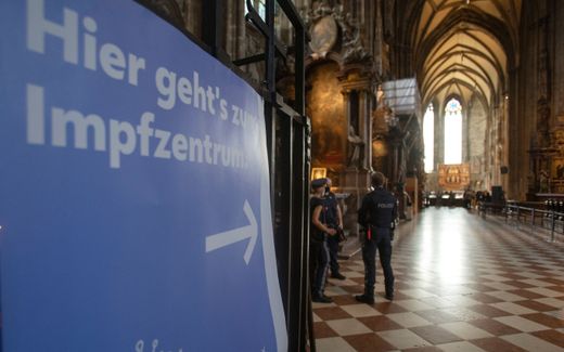 A sign indicates the way to the vaccination center installed at the Barbara Chapel of the famous St Stephen's Cathedral in Vienna. Photo AFP, Alex Halada