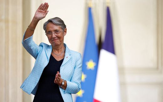 France's newly appointed Prime Minister Elisabeth Borne waves during a handover ceremony in the courtyard of the Hotel Matignon, French Prime ministers' official residence. Photo AFP, Christian Hartmann