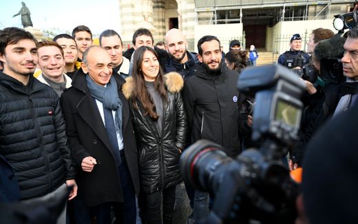 French far-right media pundit Eric Zemmour (3L) poses with supporters during a visit in Marseille, southern France, on November 27. Photo AFP, Nicolas Tucat