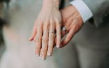 A married couple shows their wedding rings. Photo Unsplash, Samantha Gades 