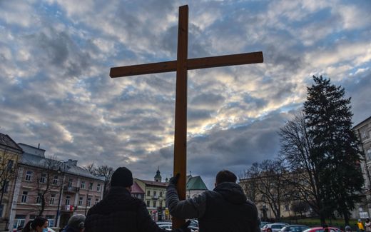 Catholics carry a wooden cross as they attend the Stations of the Cross procession through the streets in Lublin, eastern Poland, 19 March 2021. Photo EPA, WOJTEK JARGILO