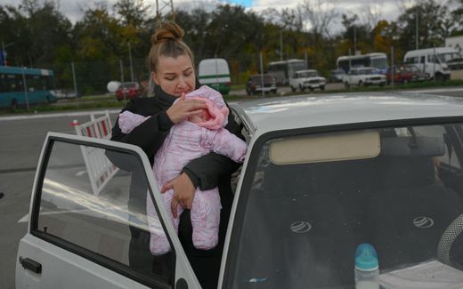 Oleksandra Boyko, a 30-year-old Ukrainian woman from Melitopol, holds her baby at a check point after she was able to leave from Russian occupied territory, in Zaporizhzhia. Photo AFP, Bulent Kilic