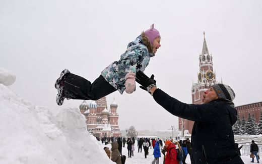 A girl jumps from a snow pile in Moscow, Russia. Photo AFP, Natalia Kolesnikova 