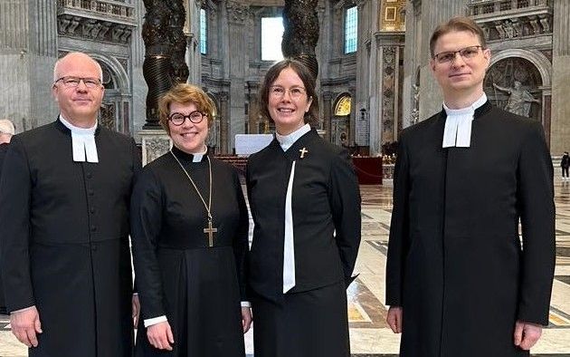 Finnish church goes for gender-neutral clothing for priests (M/F) 