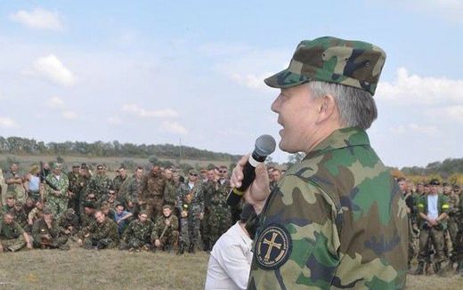 Valeriy Alymov with the military in the fields of Luhansk region. Photo Valeriy Alymov