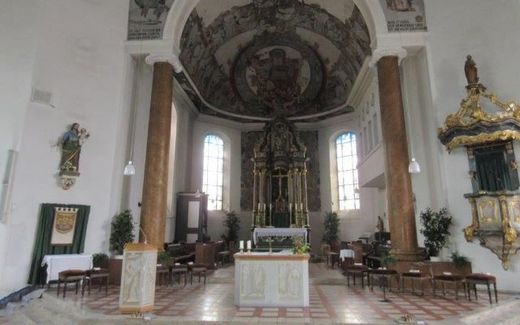 The altar in the church before it was damaged. Photo Wikimedia Commons