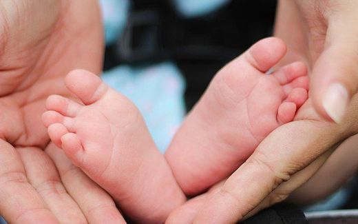 Baby feet. Photo Wikimedia, Sergio Santos