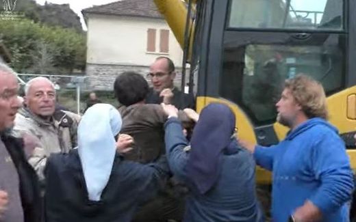Nuns trying to remove activists from an excavator. Photo YouTube, Famille Missionnaire de Notre Dame