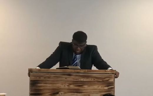 Preacher in prayer in the Baptist Church Reliable Word. Theologian Lothar Gassmann published the controversial prayer on his YouTube channel. Photo YouTube, Lothar Gassmann