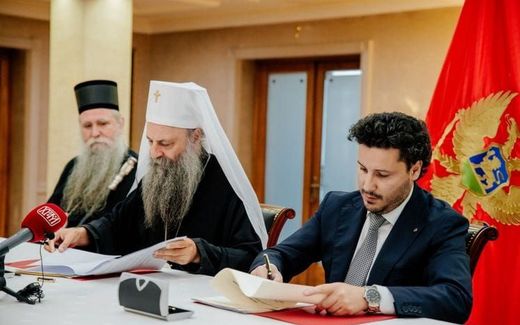 Prime Minister Dritan Abazović (r.) and Patriarch of the Serbian Orthodox Church Porfirije (m.) signing the Agreement. Photo Government of Montenegro 