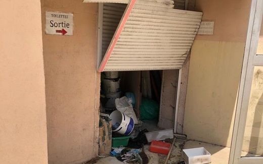 The doors of the building were forced open. Photo Twitter, Romain CHOISNET