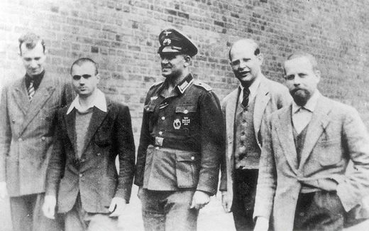 Dietrich Bonhoeffer (2nd from the right) shortly after his arrest in the prison Berlin-Tegel. Photo EPD-Bild