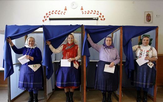 Voting Hungarian women. Photo AFP, Peter Kohalmi 