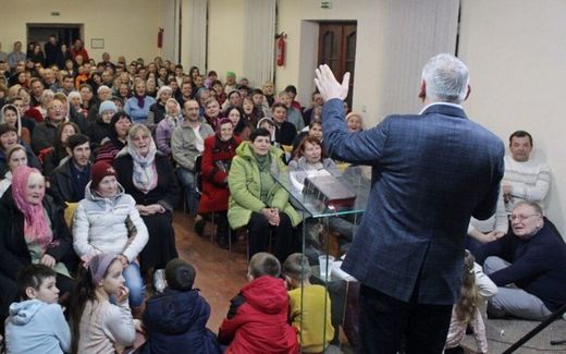 Evangelical worship service in Ukraine. Photo chve.org.ua