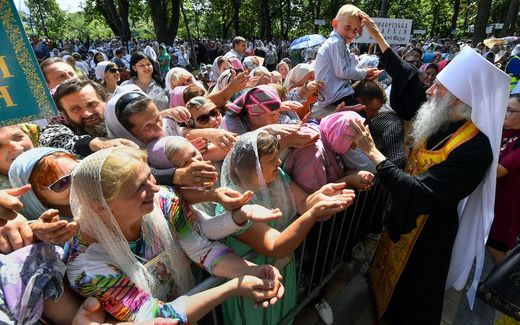 The Russian metropolitan in the church in Ukraine is greeted by the people. Photo AFP, Sergei Supinsky
