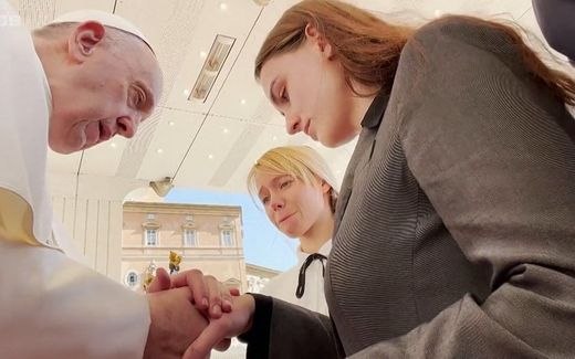 Pope Francis (l.) meeting two Ukrainian military wives, Katheryna Prokopenko (c.) and Yulya Fedosiuk (r.). Photo Twitter
